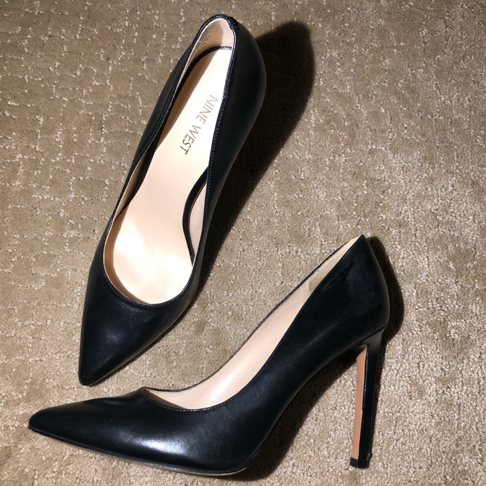 Black pumps